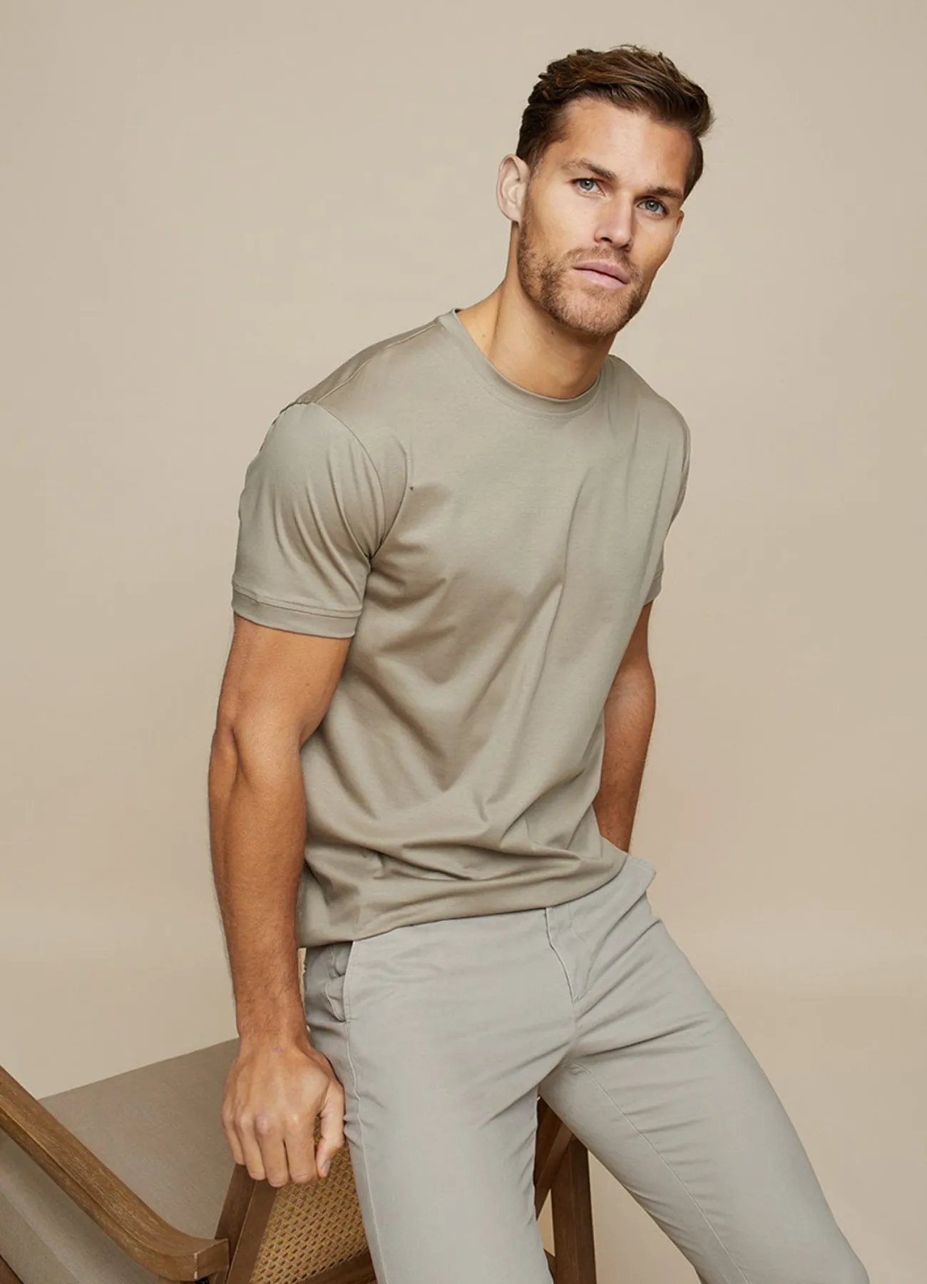 Men's t-shirt classic fit casual grey top - versatile everyday wear for all occasions