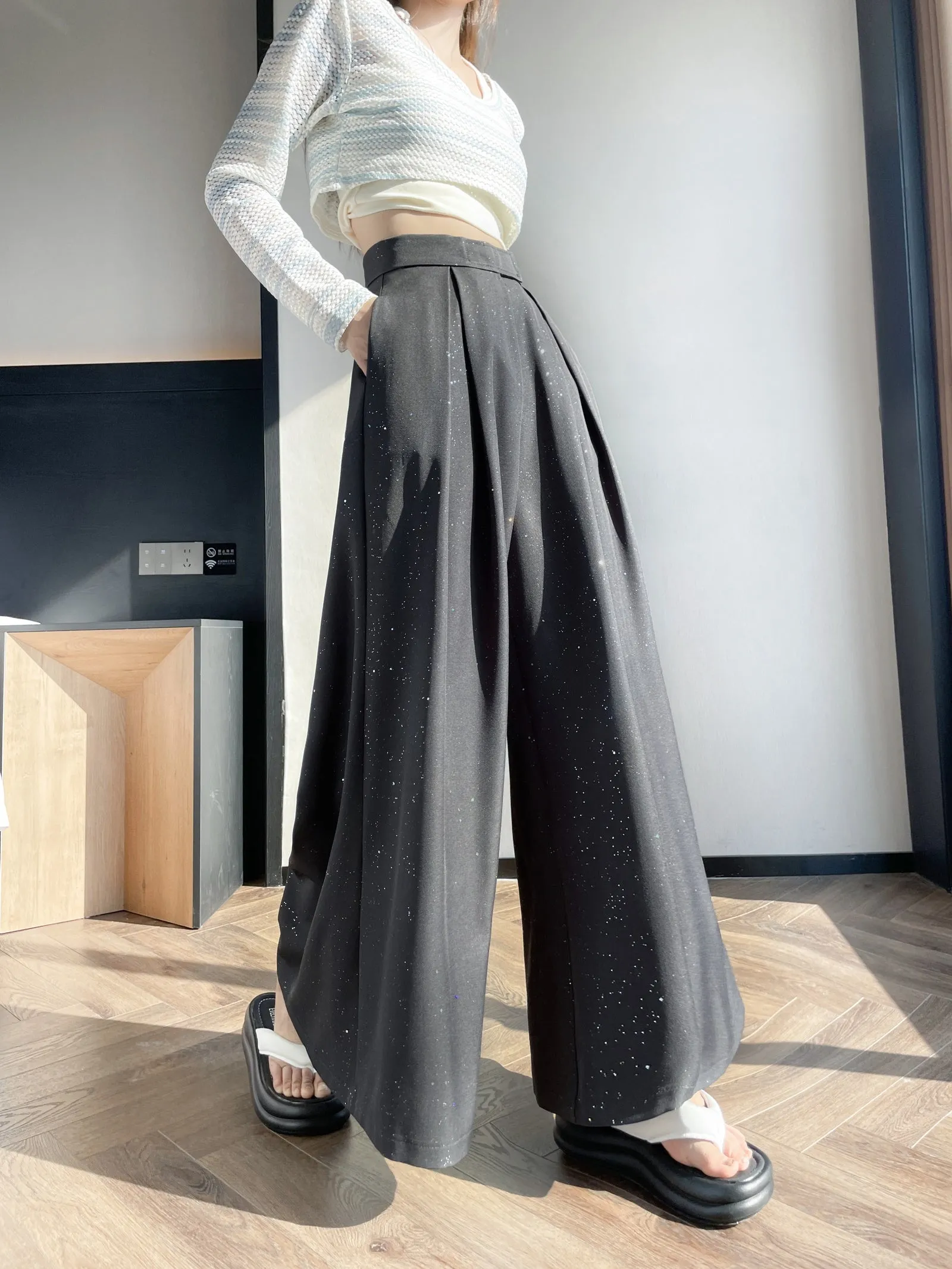 Stylish Sequin Wide-Leg Trousers for a Casual Look