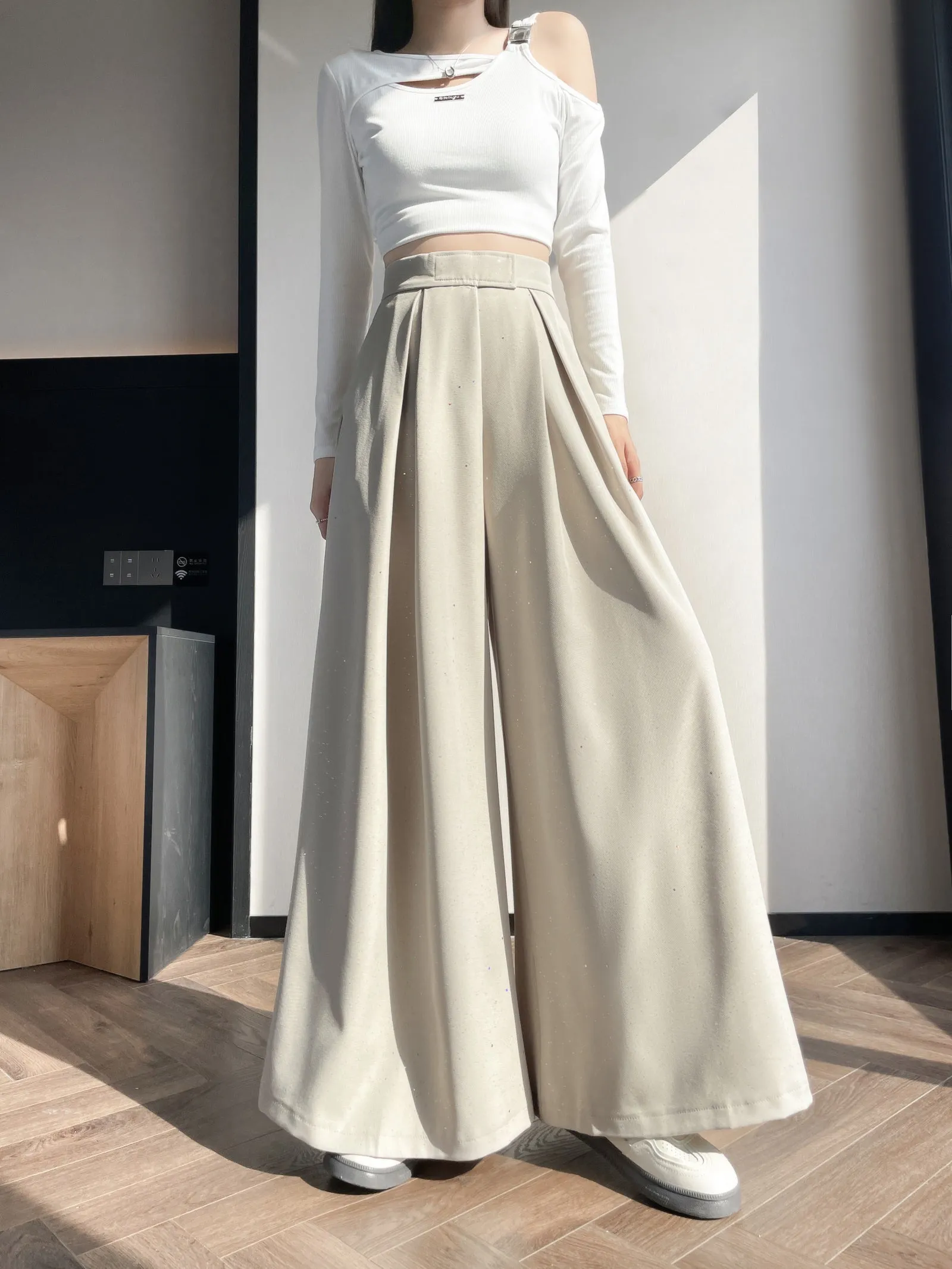 Stylish Sequin Wide-Leg Trousers for a Casual Look