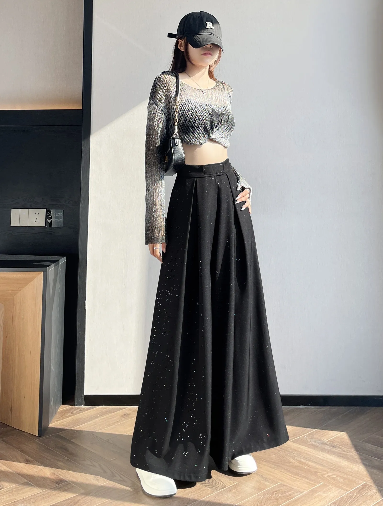 Stylish Sequin Wide-Leg Trousers for a Casual Look