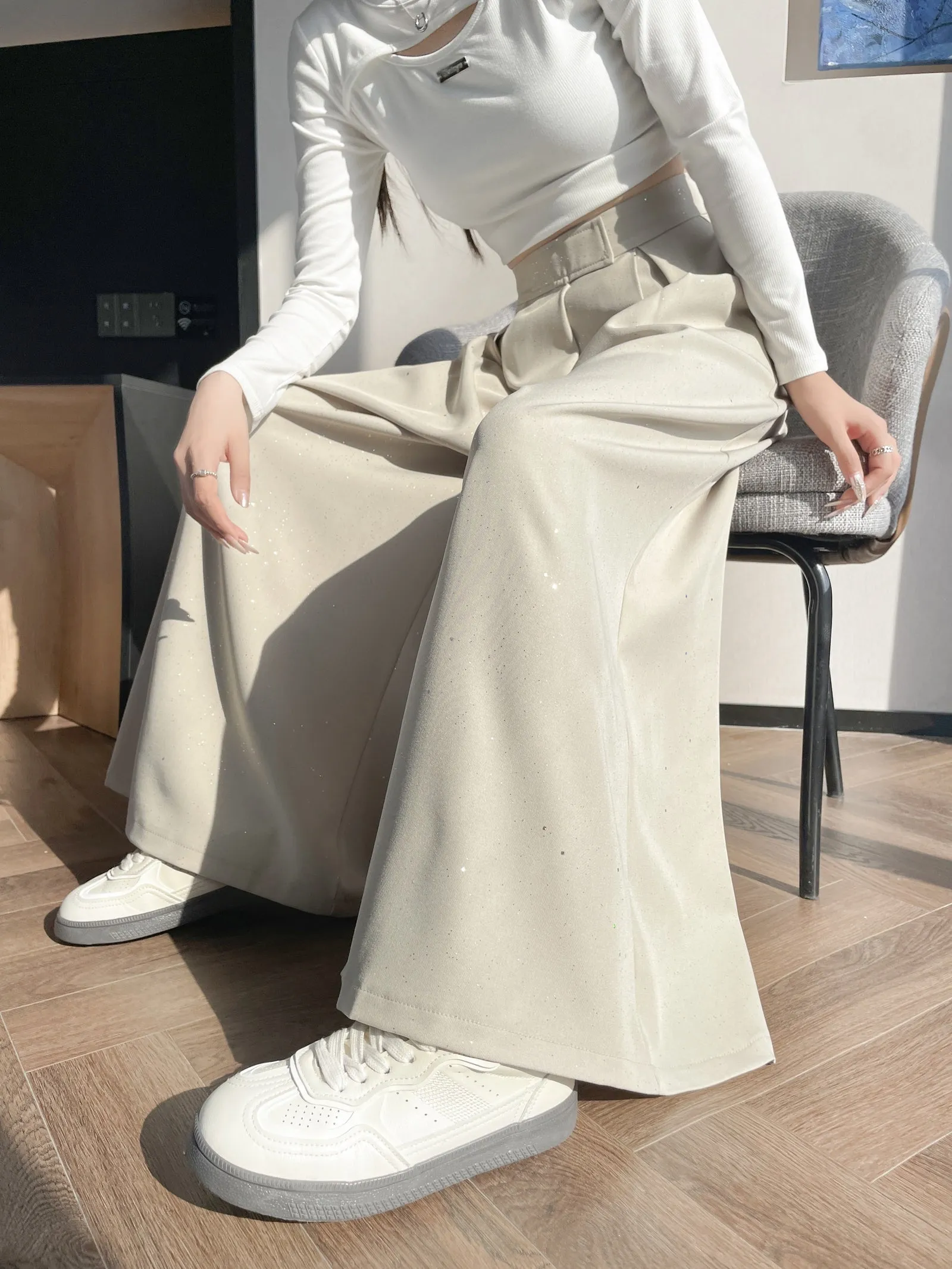 Stylish Sequin Wide-Leg Trousers for a Casual Look