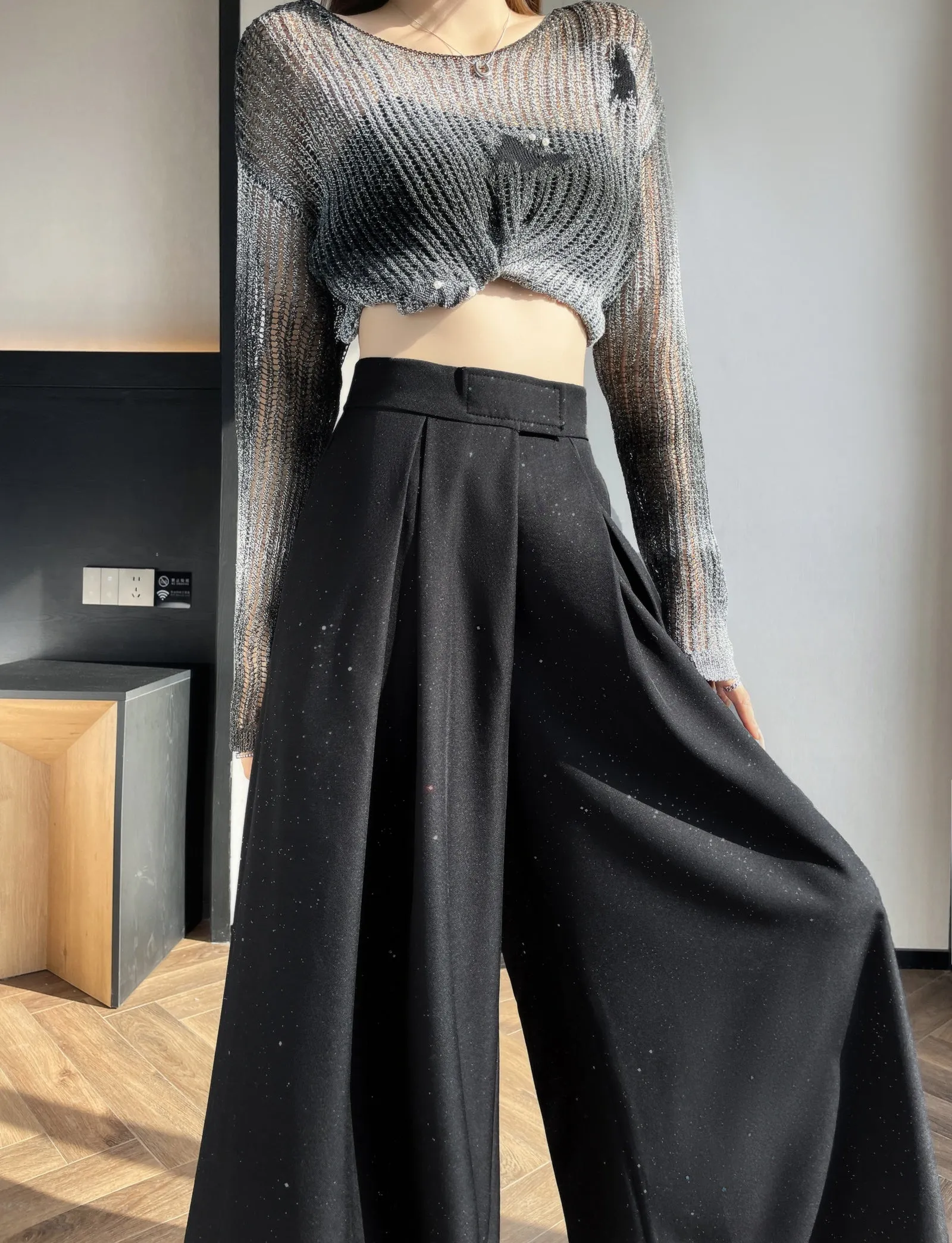 Stylish Sequin Wide-Leg Trousers for a Casual Look