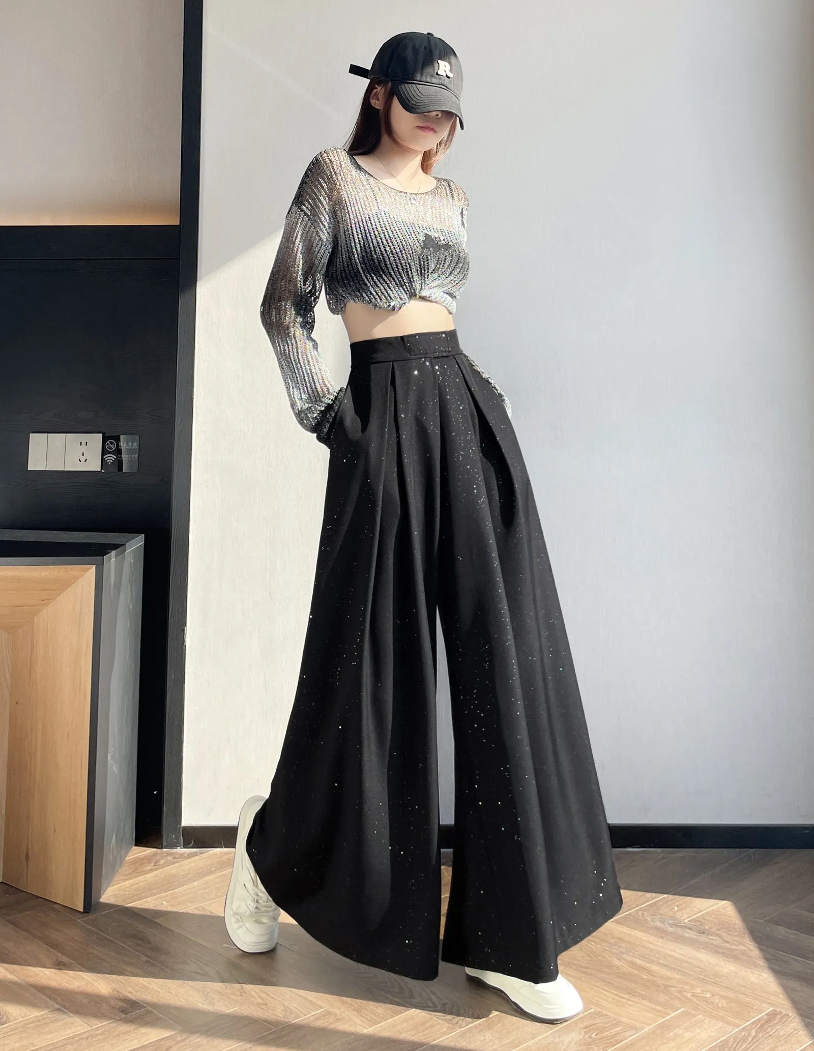 Stylish Sequin Wide-Leg Trousers for a Casual Look