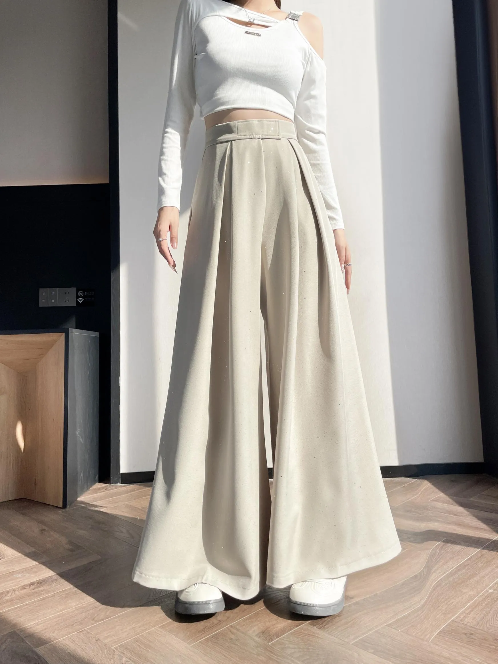 Stylish Sequin Wide-Leg Trousers for a Casual Look