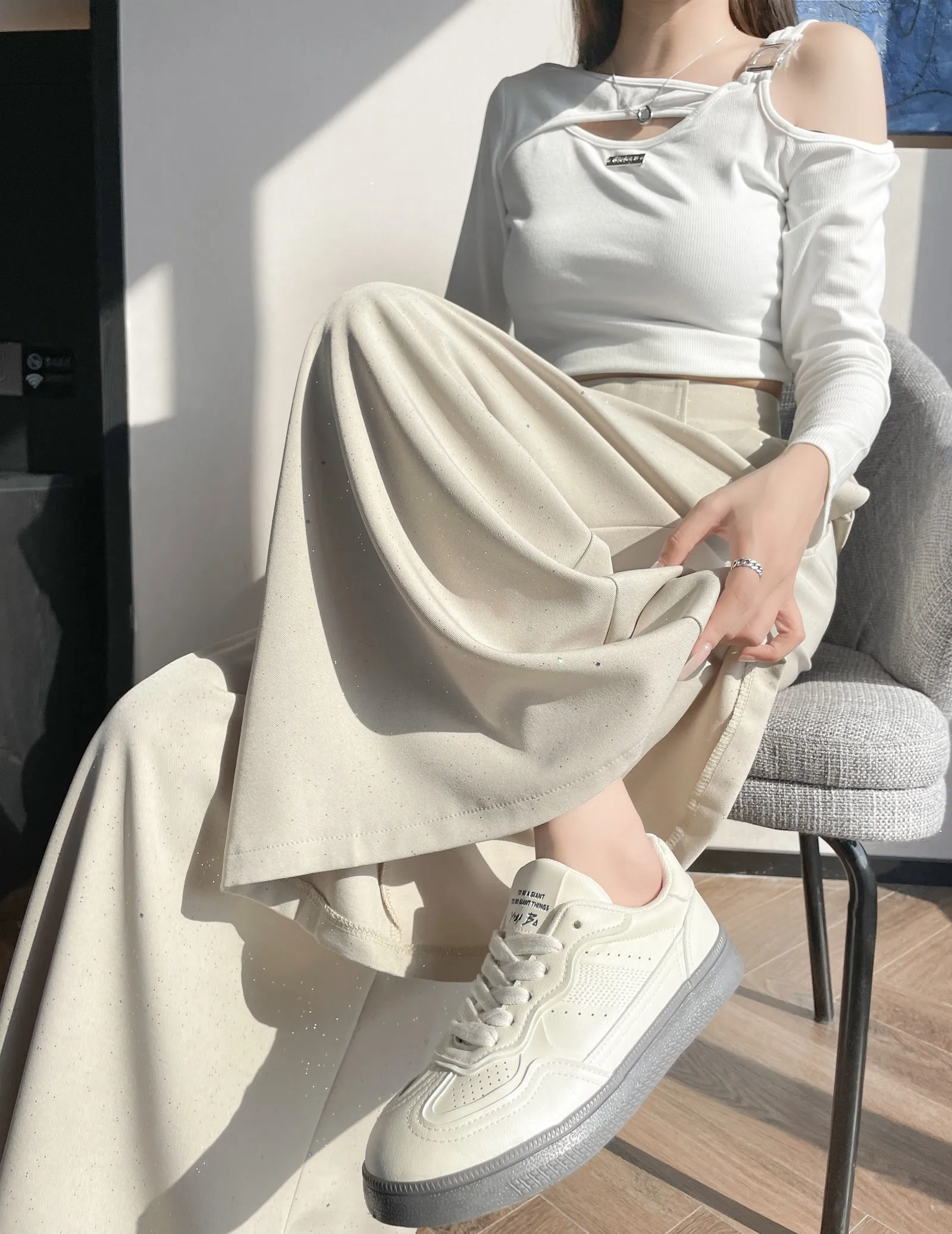 Stylish Sequin Wide-Leg Trousers for a Casual Look