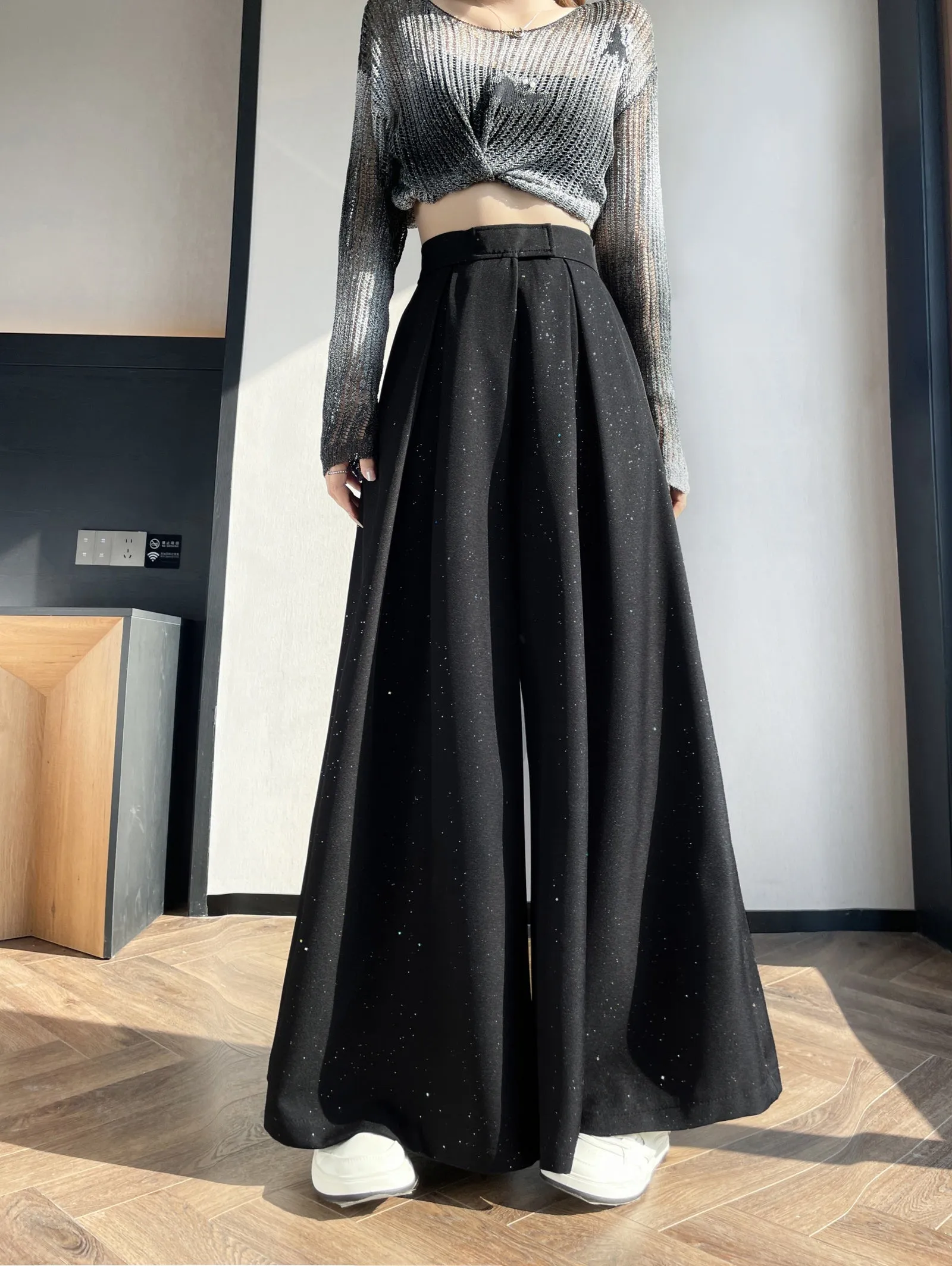 Stylish Sequin Wide-Leg Trousers for a Casual Look