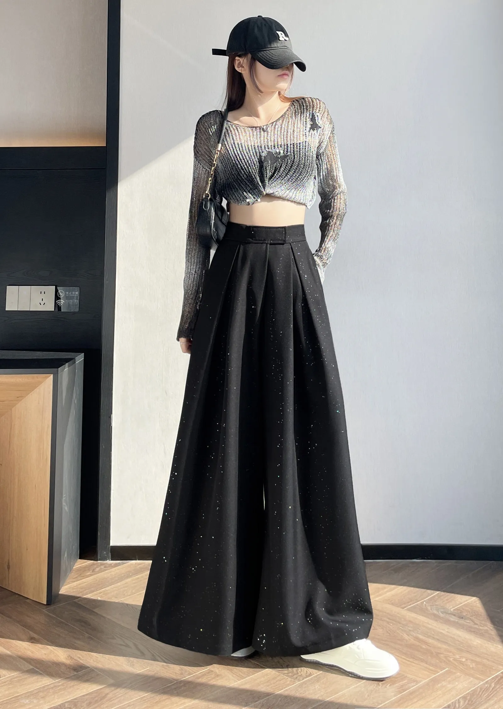 Stylish Sequin Wide-Leg Trousers for a Casual Look
