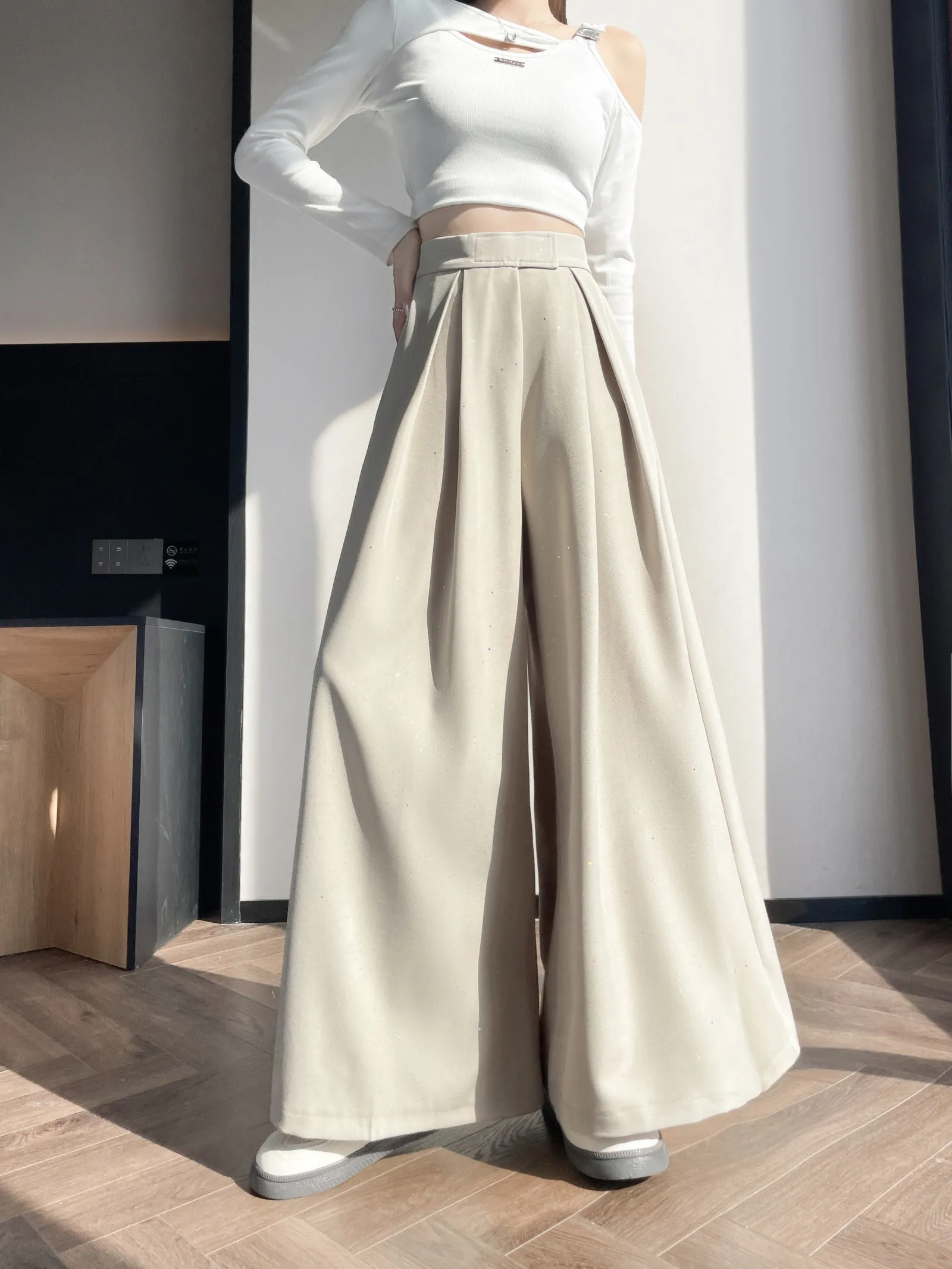 Stylish Sequin Wide-Leg Trousers for a Casual Look