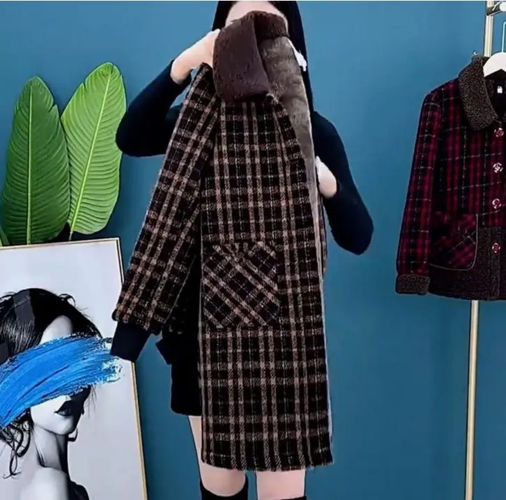 Thick, medium-length coat - Lightweight and breathable material