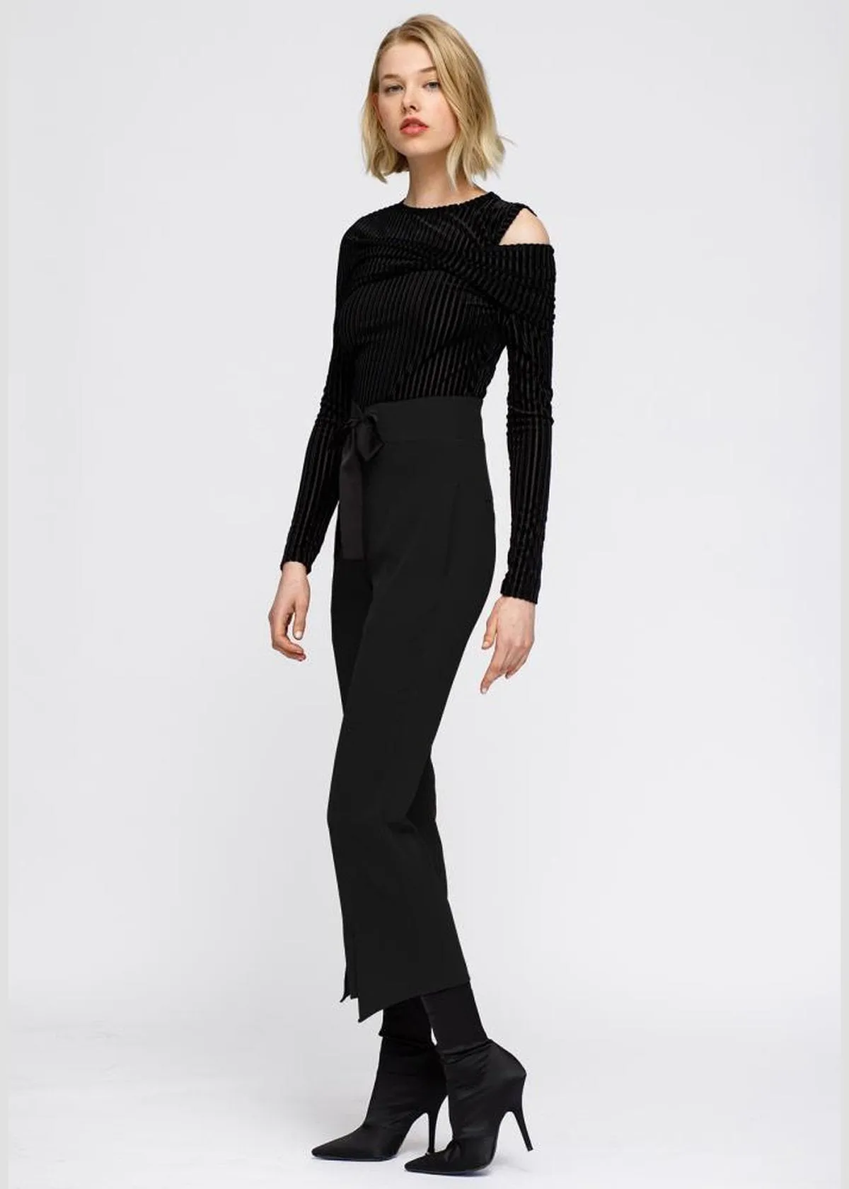 Women's High Waist Front Slit Trouser In Black